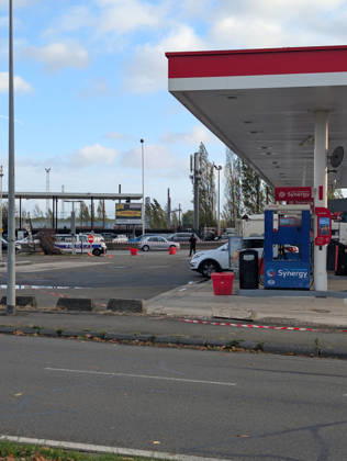 Police Investigate a Suspected Terrorist Shooting in Trappes and La Verrière - France Police officers and forensic experts conduct detailed site investigations at an Esso gas station along the N10 highway following a shooting across Trappes and neighboring La Verrière. The attack left one man dead and four others injured, including a 12-year-old girl who was critically wounded. France s National Anti-Terrorism Prosecutor s Office (PNAT) has opened an investigation after a gunman fired at bystanders from a vehicle before being arrested in nearby Coignières. Trappes, France, October 23, 2026. Photo by ABACAPRESS.COM Trappes Ile-de-France France  Copyright: xABACAx