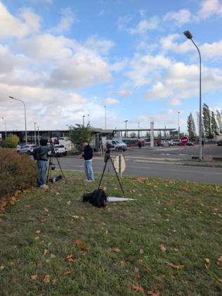 Police Investigate a Suspected Terrorist Shooting in Trappes and La Verrière - France Journalists and camera crews set up live broadcasts outside an Esso gas station along the N10 highway while police officers and forensic experts conduct investigations following a shooting across Trappes and La Verrière. The attack left one man dead and four others injured, including a 12-year-old girl who was critically wounded, before the suspect was apprehended in nearby Coignières. Trappes, France, October 23, 2026. Photo by ABACAPRESS.COM Trappes Ile-de-France France  Copyright: xABACAx