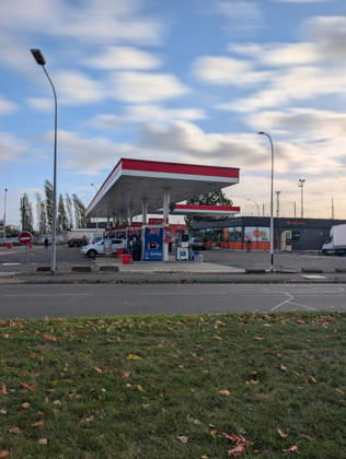 Police Investigate a Suspected Terrorist Shooting in Trappes and La Verrière - France Police officers and forensic experts conduct detailed site investigations at an Esso gas station along the N10 highway following a shooting across Trappes and neighboring La Verrière. The attack left one man dead and four others injured, including a 12-year-old girl who was critically wounded. France s National Anti-Terrorism Prosecutor s Office (PNAT) has opened an investigation after a gunman fired at bystanders from a vehicle before being arrested in nearby Coignières. Trappes, France, October 23, 2026. Photo by ABACAPRESS.COM Trappes Ile-de-France France  Copyright: xABACAx
