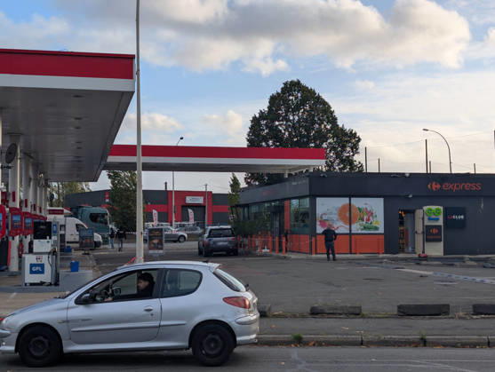 Police Investigate a Suspected Terrorist Shooting in Trappes and La Verrière - France Police officers and forensic experts conduct detailed site investigations at an Esso gas station along the N10 highway following a shooting across Trappes and neighboring La Verrière. The attack left one man dead and four others injured, including a 12-year-old girl who was critically wounded. France s National Anti-Terrorism Prosecutor s Office (PNAT) has opened an investigation after a gunman fired at bystanders from a vehicle before being arrested in nearby Coignières. Trappes, France, October 23, 2026. Photo by ABACAPRESS.COM Trappes Ile-de-France France  Copyright: xABACAx
