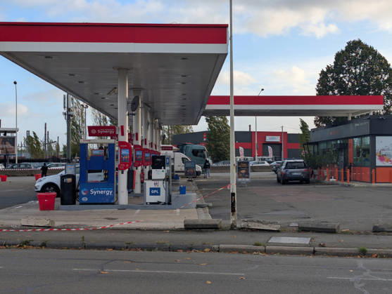 Police Investigate a Suspected Terrorist Shooting in Trappes and La Verrière - France Police officers and forensic experts conduct detailed site investigations at an Esso gas station along the N10 highway following a shooting across Trappes and neighboring La Verrière. The attack left one man dead and four others injured, including a 12-year-old girl who was critically wounded. France s National Anti-Terrorism Prosecutor s Office (PNAT) has opened an investigation after a gunman fired at bystanders from a vehicle before being arrested in nearby Coignières. Trappes, France, October 23, 2026. Photo by ABACAPRESS.COM Trappes Ile-de-France France  Copyright: xABACAx