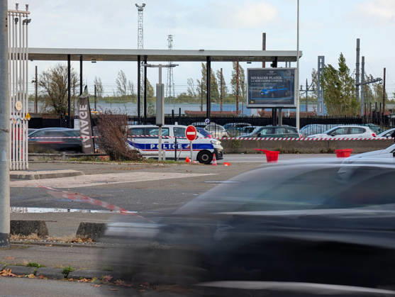 Police Investigate a Suspected Terrorist Shooting in Trappes and La Verrière - France Police officers and forensic experts conduct detailed site investigations at an Esso gas station along the N10 highway following a shooting across Trappes and neighboring La Verrière. The attack left one man dead and four others injured, including a 12-year-old girl who was critically wounded. France s National Anti-Terrorism Prosecutor s Office (PNAT) has opened an investigation after a gunman fired at bystanders from a vehicle before being arrested in nearby Coignières. Trappes, France, October 23, 2026. Photo by ABACAPRESS.COM Trappes Ile-de-France France  Copyright: xABACAx