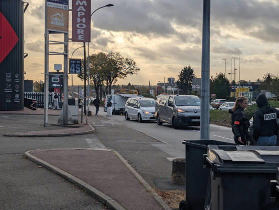 Police Investigate a Suspected Terrorist Shooting in Trappes and La Verrière - France Police officers and forensic experts conduct detailed site investigations at a bar-tabac along the N10 highway following a shooting that originated in Trappes and La Verrière. The attack left one man dead and four others injured, including a critically wounded 12-year-old girl, before the suspect was apprehended in Coignières. France s National Anti-Terrorism Prosecutor s Office (PNAT) is investigating the incident as a terrorist attack. Coignières, France, October 23, 2026. Photo by ABACAPRESS.COM Coignieres Ile-de-France France  Copyright: xABACAx