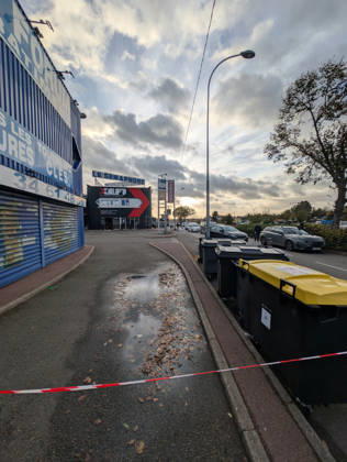 Police Investigate a Suspected Terrorist Shooting in Trappes and La Verrière - France Police officers and forensic experts conduct detailed site investigations at a bar-tabac along the N10 highway following a shooting that originated in Trappes and La Verrière. The attack left one man dead and four others injured, including a critically wounded 12-year-old girl, before the suspect was apprehended in Coignières. France s National Anti-Terrorism Prosecutor s Office (PNAT) is investigating the incident as a terrorist attack. Coignières, France, October 23, 2026. Photo by ABACAPRESS.COM Coignieres Ile-de-France France  Copyright: xABACAx