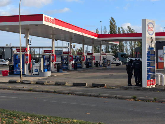 Police Investigate a Suspected Terrorist Shooting in Trappes and La Verrière - France Police officers and forensic experts conduct detailed site investigations at an Esso gas station along the N10 highway following a shooting across Trappes and neighboring La Verrière. The attack left one man dead and four others injured, including a 12-year-old girl who was critically wounded. France s National Anti-Terrorism Prosecutor s Office (PNAT) has opened an investigation after a gunman fired at bystanders from a vehicle before being arrested in nearby Coignières. Trappes, France, October 23, 2026. Photo by ABACAPRESS.COM Trappes Ile-de-France France  Copyright: xABACAx