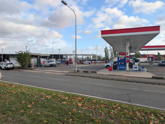Police Investigate a Suspected Terrorist Shooting in Trappes and La Verrière - France Police officers and forensic experts conduct detailed site investigations at an Esso gas station along the N10 highway following a shooting across Trappes and neighboring La Verrière. The attack left one man dead and four others injured, including a 12-year-old girl who was critically wounded. France s National Anti-Terrorism Prosecutor s Office (PNAT) has opened an investigation after a gunman fired at bystanders from a vehicle before being arrested in nearby Coignières. Trappes, France, October 23, 2026. Photo by ABACAPRESS.COM Trappes Ile-de-France France  Copyright: xABACAx