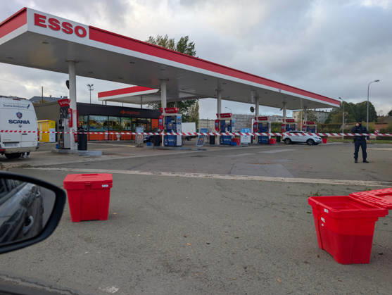 Police Investigate a Suspected Terrorist Shooting in Trappes and La Verrière - France Police officers and forensic experts conduct detailed site investigations at an Esso gas station along the N10 highway following a shooting across Trappes and neighboring La Verrière. The attack left one man dead and four others injured, including a 12-year-old girl who was critically wounded. France s National Anti-Terrorism Prosecutor s Office (PNAT) has opened an investigation after a gunman fired at bystanders from a vehicle before being arrested in nearby Coignières. Trappes, France, October 23, 2026. Photo by ABACAPRESS.COM Trappes Ile-de-France France  Copyright: xABACAx