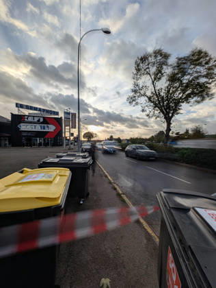 Police Investigate a Suspected Terrorist Shooting in Trappes and La Verrière - France Police officers and forensic experts conduct detailed site investigations at a bar-tabac along the N10 highway following a shooting that originated in Trappes and La Verrière. The attack left one man dead and four others injured, including a critically wounded 12-year-old girl, before the suspect was apprehended in Coignières. France s National Anti-Terrorism Prosecutor s Office (PNAT) is investigating the incident as a terrorist attack. Coignières, France, October 23, 2026. Photo by ABACAPRESS.COM Coignieres Ile-de-France France  Copyright: xABACAx