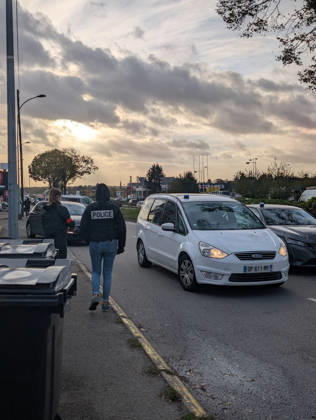 Police Investigate a Suspected Terrorist Shooting in Trappes and La Verrière - France Police officers and forensic experts conduct detailed site investigations at a bar-tabac along the N10 highway following a shooting that originated in Trappes and La Verrière. The attack left one man dead and four others injured, including a critically wounded 12-year-old girl, before the suspect was apprehended in Coignières. France s National Anti-Terrorism Prosecutor s Office (PNAT) is investigating the incident as a terrorist attack. Coignières, France, October 23, 2026. Photo by ABACAPRESS.COM Coignieres Ile-de-France France  Copyright: xABACAx