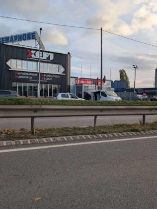 Police Investigate a Suspected Terrorist Shooting in Trappes and La Verrière - France Police officers and forensic experts conduct detailed site investigations at a bar-tabac along the N10 highway following a shooting that originated in Trappes and La Verrière. The attack left one man dead and four others injured, including a critically wounded 12-year-old girl, before the suspect was apprehended in Coignières. France s National Anti-Terrorism Prosecutor s Office (PNAT) is investigating the incident as a terrorist attack. Coignières, France, October 23, 2026. Photo by ABACAPRESS.COM Coignieres Ile-de-France France  Copyright: xABACAx