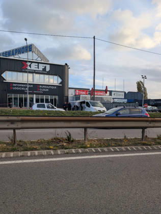 Police Investigate a Suspected Terrorist Shooting in Trappes and La Verrière - France Police officers and forensic experts conduct detailed site investigations at a bar-tabac along the N10 highway following a shooting that originated in Trappes and La Verrière. The attack left one man dead and four others injured, including a critically wounded 12-year-old girl, before the suspect was apprehended in Coignières. France s National Anti-Terrorism Prosecutor s Office (PNAT) is investigating the incident as a terrorist attack. Coignières, France, October 23, 2026. Photo by ABACAPRESS.COM Coignieres Ile-de-France France  Copyright: xABACAx