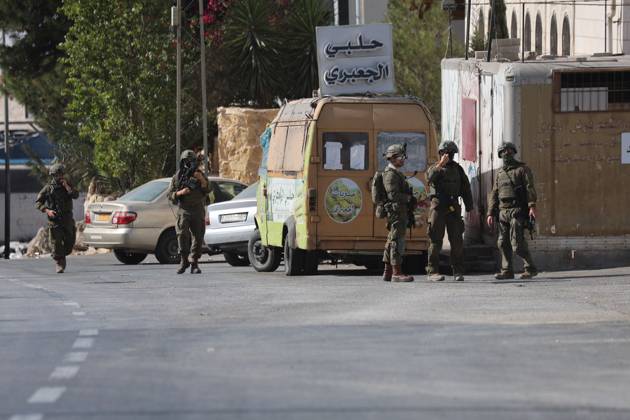 Israeli Forces Raid Hebron Homes HEBRON, PALESTINE, OCTOBER 23, 2026: Israeli forces raid homes belonging to the al-Jaaba family following a shooting attack at a military checkpoint at the entrance to Hebron in the occupied West Bank. The raids come as Israeli forces close entrances to the city and conduct searches following the attack earlier in the day. HEBRON Palestine, State of Copyright: x xMosabxshawerx xJNAxPressx