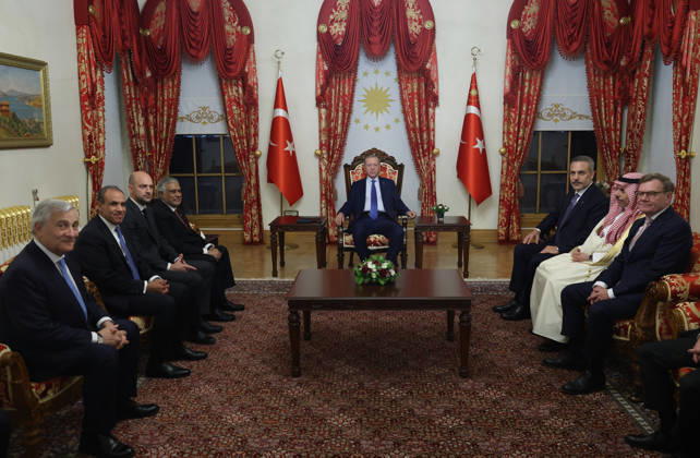 Turkish President Recep Tayyip Erdogan in Istanbul ISTANBUL, TURKIYE - OCTOBER 23: (----EDITORIAL USE ONLY - MANDATORY CREDIT - TURKISH PRESIDENCY MURAT KULA HANDOUT - NO MARKETING NO ADVERTISING CAMPAIGNS - DISTRIBUTED AS A SERVICE TO CLIENTS----) Turkish President Recep Tayyip Erdogan (C) receives foreign ministers visiting Turkiye for the R4+E3 Foreign Ministers Meetings, bringing together the R4 countries (Turkiye, Egypt, Pakistan and Saudi Arabia), the E3 countries (the United Kingdom, Germany and France), and Italy, in Istanbul, Turkiye, on October 23, 2026. Turkish Foreign Minister Hakan Fidan (3rd R), German Foreign Minister Johann Wadephul (R), French Foreign Minister Jean-Noel Barrot (3rd L), Italian Deputy Prime Minister a  Copyright: x2026xAnadoluxTurkishxPresidencyx xMuratxKulax xHandoutx