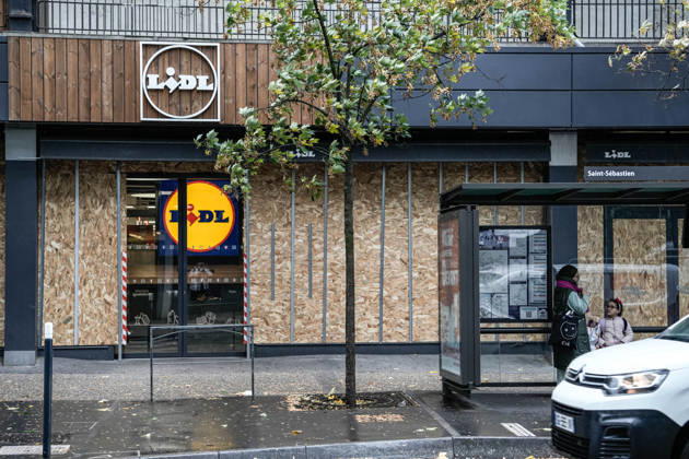 Shopfronts boarded up in Nancy ahead of planned protests NANCY, FRANCE - OCTOBER 23: Workers install protective wooden boards and plywood panels over shopfronts and commercial venues across downtown Nancy, France, on October 23, 2026. Local business owners and municipal authorities reinforced physical security measures ahead of large-scale public demonstrations planned for October 24, seeking to prevent vandalism and structural damage along major commercial corridors. Muhammed Said Tako Anadolu Nancy France. Editorial use only. Please get in touch for any other usage.  Copyright: x2026xAnadoluxMuhammedxSaidxTakox