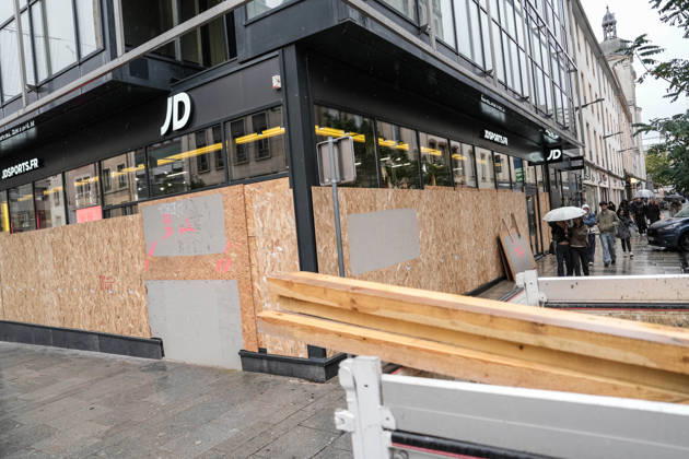 Shopfronts boarded up in Nancy ahead of planned protests NANCY, FRANCE - OCTOBER 23: Workers install protective wooden boards and plywood panels over shopfronts and commercial venues across downtown Nancy, France, on October 23, 2026. Local business owners and municipal authorities reinforced physical security measures ahead of large-scale public demonstrations planned for October 24, seeking to prevent vandalism and structural damage along major commercial corridors. Muhammed Said Tako Anadolu Nancy France. Editorial use only. Please get in touch for any other usage.  Copyright: x2026xAnadoluxMuhammedxSaidxTakox