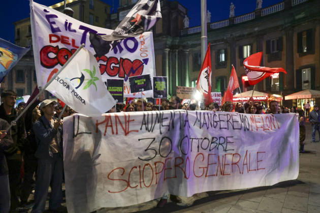 Protesters Clash with Police in Naples Students, trade union members and activists from Potere al Popolo take part in a demonstration against the rising cost of living in Piazza Municipio. Clashes between demonstrators and police break out during the protest. ABP17652 Copyright: xAntonioxBalascox