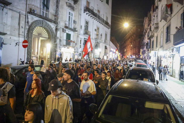 Protesters Clash with Police in Naples Students, trade union members and activists from Potere al Popolo take part in a demonstration against the rising cost of living in Piazza Municipio. Clashes between demonstrators and police break out during the protest. ABP18250 Copyright: xAntonioxBalascox