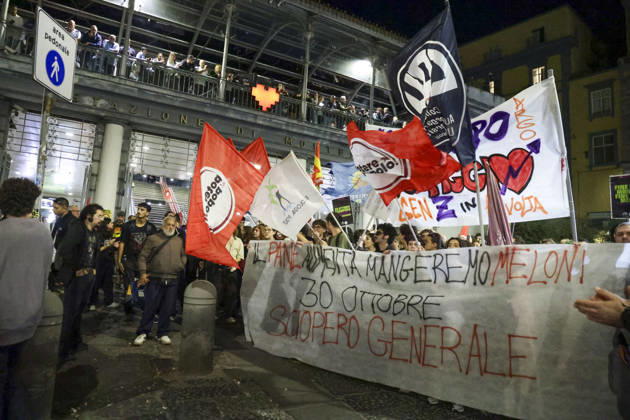 Protesters Clash with Police in Naples Students, trade union members and activists from Potere al Popolo take part in a demonstration against the rising cost of living in Piazza Municipio. Clashes between demonstrators and police break out during the protest. ABP18286 Copyright: xAntonioxBalascox