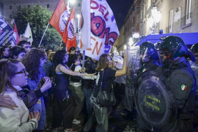 Protesters Clash with Police in Naples Students, trade union members and activists from Potere al Popolo take part in a demonstration against the rising cost of living in Piazza Municipio. Clashes between demonstrators and police break out during the protest. ABP18688 Copyright: xAntonioxBalascox