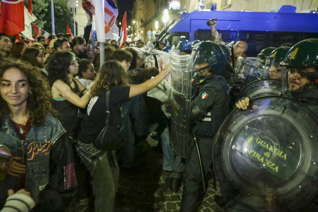 Protesters Clash with Police in Naples Students, trade union members and activists from Potere al Popolo take part in a demonstration against the rising cost of living in Piazza Municipio. Clashes between demonstrators and police break out during the protest. ABP18680 Copyright: xAntonioxBalascox