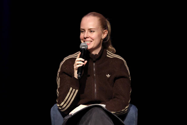 Author Clara Lösel during her appearance at *Ich dachte, sowas fühl nur ich* (I Thought I Was the Only One Who Felt That Way), the preview show for her new book at the Theater am Tanzbrunnen in Cologne, October 23, 2026, North Rhine-Westphalia, Germany Copyright: xChristophxHardtx