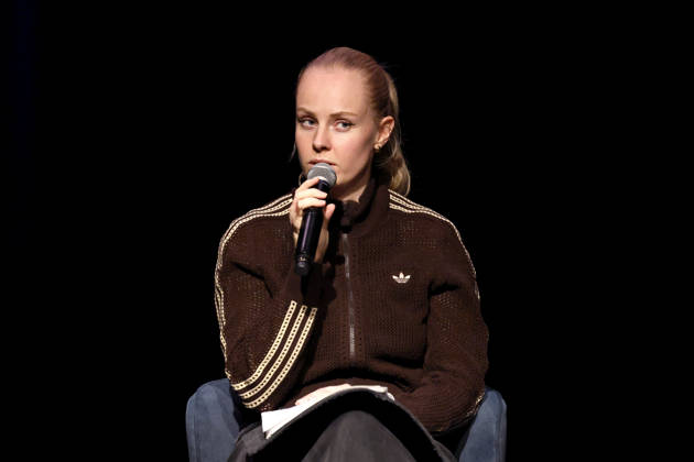Author Clara Lösel during her appearance at *Ich dachte, sowas fühl nur ich* (I Thought I Was the Only One Who Felt That Way), the preview show for her new book at the Theater am Tanzbrunnen in Cologne, October 23, 2026, North Rhine-Westphalia, Germany Copyright: xChristophxHardtx