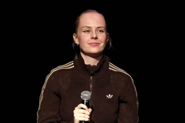 Author Clara Lösel during her appearance at *Ich dachte, sowas fühl nur ich* (I Thought I Was the Only One Who Felt That Way), the preview show for her new book at the Theater am Tanzbrunnen in Cologne, October 23, 2026, North Rhine-Westphalia, Germany Copyright: xChristophxHardtx