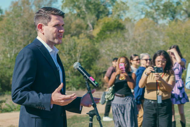 October 23, 2026: Austin, Texas. James Talarico voted early today at the Gus Garcia Recreation Center with his girlfriend Brianna Menard and his mother Tamara Talarico and Stepfather Mark Talarico. - ZUMAda1_ 20261023_zap_da1_021 Copyright: xSandraxDahdahx