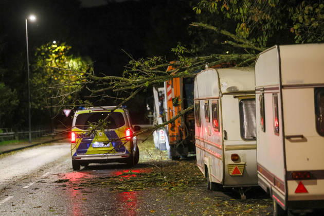 A storm kept fire departments in Remscheid, Solingen, and Wuppertal busy on Friday evening. As of 10:00 p.m., an autumn storm is currently keeping numerous firefighters in Solingen and Wuppertal busy. Trees have fallen, and cars and RVs were damaged. Currently, several roads are blocked by fallen trees and are gradually b