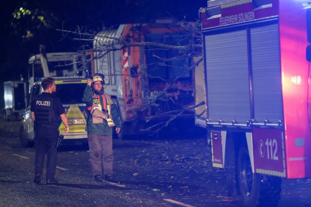 A storm kept fire departments in Remscheid, Solingen, and Wuppertal busy on Friday evening. As of 10:00 p.m., an autumn storm is currently keeping numerous firefighters in Solingen and Wuppertal on the job. Trees have fallen, and cars and RVs were damaged. Currently, several roads are blocked by fallen trees and are gradu