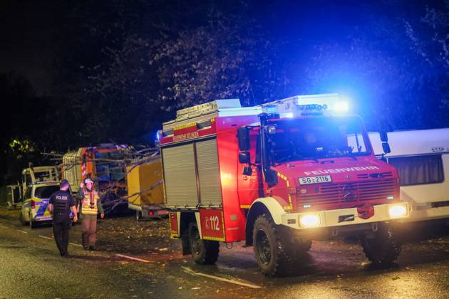 A storm kept fire departments in Remscheid, Solingen, and Wuppertal busy on Friday evening. As of 10:00 p.m., an autumn storm is currently keeping numerous firefighters in Solingen and Wuppertal busy. Trees have fallen, and cars and RVs were damaged. Currently, several roads are blocked by fallen trees and are gradually b