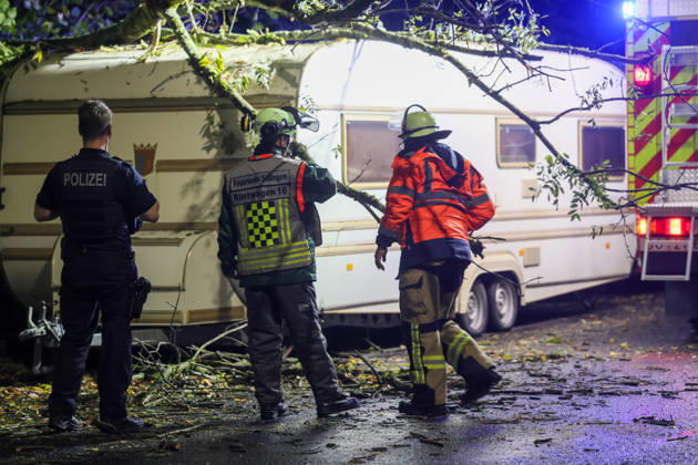 A storm kept fire departments in Remscheid, Solingen, and Wuppertal busy on Friday evening. As of 10:00 p.m., an autumn storm is currently keeping numerous firefighters in Solingen and Wuppertal busy. Trees have fallen, and cars and RVs were damaged. Currently, several roads are blocked by fallen trees and are gradually b