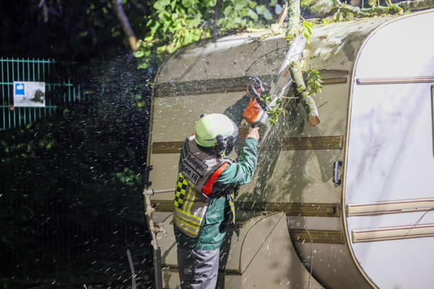 A storm kept fire departments in Remscheid, Solingen, and Wuppertal busy on Friday evening. As of 10:00 p.m., an autumn storm is currently keeping numerous firefighters in Solingen and Wuppertal busy. Trees have fallen, and cars and RVs were damaged. Currently, several roads are blocked by fallen trees and are gradually b