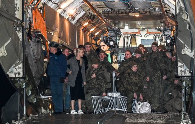 Belarus Russia Ukraine Military Operation POWs Exchange 9271468 23.10.2026 Russian prisoners of war, released from Ukrainian captivity amid Russia s military operation in Ukraine, are seen aboard a plane upon arrival at an airfield in Moscow region, Russia. Russia and Ukraine on October 23 completed a swap of 270 prisoners of war each. Ilya Pitalev Sputnik Moscow region Russia  Copyright: xIlyaxPitalevx