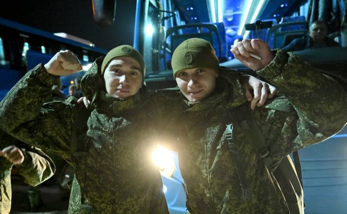 Belarus Russia Ukraine Military Operation POWs Exchange 9271481 23.10.2026 Russian prisoners of war, released from Ukrainian captivity amid Russia s military operation in Ukraine, react upon arrival at an airfield in Moscow region, Russia. Russia and Ukraine on October 23 completed a swap of 270 prisoners of war each. Ilya Pitalev Sputnik Moscow region Russia  Copyright: xIlyaxPitalevx