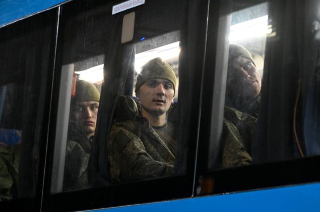 Belarus Russia Ukraine Military Operation POWs Exchange 9271484 23.10.2026 Russian prisoners of war, released from Ukrainian captivity amid Russia s military operation in Ukraine, sit in a bus upon arrival at an airfield in Moscow region, Russia. Russia and Ukraine on October 23 completed a swap of 270 prisoners of war each. Ilya Pitalev Sputnik Moscow region Russia  Copyright: xIlyaxPitalevx