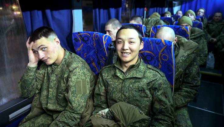 Belarus Russia Ukraine Military Operation POWs Exchange 9271486 23.10.2026 Russian prisoners of war, released from Ukrainian captivity amid Russia s military operation in Ukraine, sit in a bus upon arrival at an airfield in Moscow region, Russia. Russia and Ukraine on October 23 completed a swap of 270 prisoners of war each. Ilya Pitalev Sputnik Moscow region Russia  Copyright: xIlyaxPitalevx