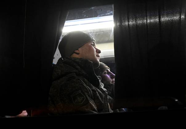 Belarus Russia Ukraine Military Operation POWs Exchange 9271490 23.10.2026 Russian prisoners of war, released from Ukrainian captivity amid Russia s military operation in Ukraine, sit in a bus upon arrival at an airfield in Moscow region, Russia. Russia and Ukraine on October 23 completed a swap of 270 prisoners of war each. Ilya Pitalev Sputnik Moscow region Russia  Copyright: xIlyaxPitalevx