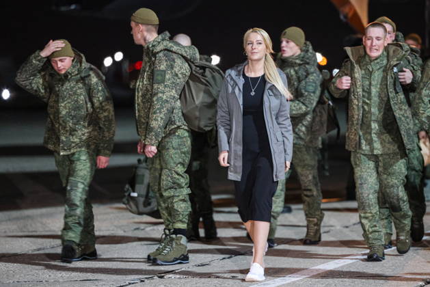 RUSSIA, MOSCOW REGION - OCTOBER 23, 2026: Russian servicemen released from Ukrainian captivity disembark from an aircraft. Pictured C: Russia s Human Rights Commissioner Yana Lantratova. Georgy Chernyshov TASS  99833225