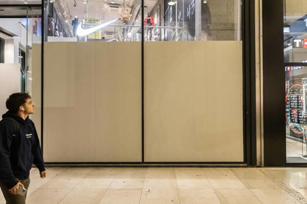Shops in Milan board up windows ahead of cost-of-living protest MILAN, ITALY – OCTOBER 23: On the eve of an unauthorized demonstration against the high cost of living, some shop windows are being covered with wooden panels for protection in Milan, Italy, on October 23, 2026. This measure follows the destruction and looting that took place in Milan the previous weekend during similar protests against the high cost of living. Andrea Carrubba Anadolu Milan Italy. Editorial use only. Please get in touch for any other usage.  Copyright: x2026xAnadoluxAndreaxCarrubbax