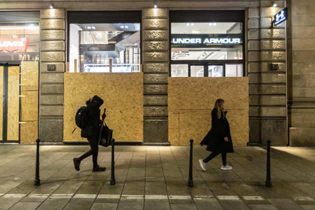 Shops in Milan board up windows ahead of cost-of-living protest MILAN, ITALY – OCTOBER 23: On the eve of an unauthorized demonstration against the high cost of living, some shop windows are being covered with wooden panels for protection in Milan, Italy, on October 23, 2026. This measure follows the destruction and looting that took place in Milan the previous weekend during similar protests against the high cost of living. Andrea Carrubba Anadolu Milan Italy. Editorial use only. Please get in touch for any other usage.  Copyright: x2026xAnadoluxAndreaxCarrubbax
