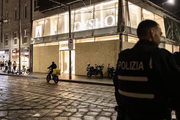 Shops in Milan board up windows ahead of cost-of-living protest MILAN, ITALY – OCTOBER 23: On the eve of an unauthorized demonstration against the high cost of living, some shop windows are being covered with wooden panels for protection in Milan, Italy, on October 23, 2026. This measure follows the destruction and looting that took place in Milan the previous weekend during similar protests against the high cost of living. Andrea Carrubba Anadolu Milan Italy. Editorial use only. Please get in touch for any other usage.  Copyright: x2026xAnadoluxAndreaxCarrubbax