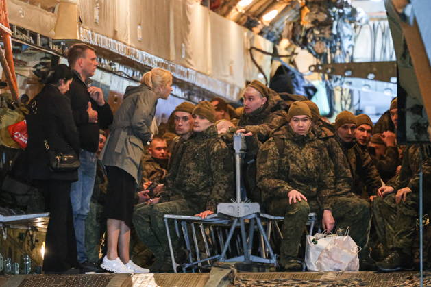 RUSSIA, MOSCOW REGION - OCTOBER 23, 2026: Russia s Human Rights Commissioner Yana Lantratova (3rd L) and Russian servicemen released from Ukrainian captivity are seen inside an aircraft. Georgy Chernyshov TASS  99833219