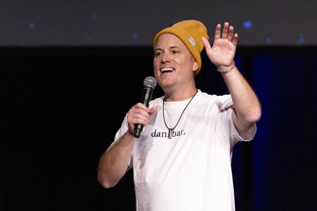 Author and podcaster Lars AMEND speaking, gesturing with one hand; not in the frame during Clara Loesel’s reading; preview event for her new book, *I Thought I Was the Only One Who Felt That Way*; standing, holding a microphone; single frame; single photo; at the Theater am Tanzbrunnen, Cologne, on October 23, 2026
