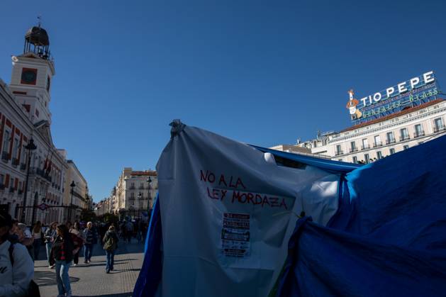 October 23, 2026, Madrid, Spain: A banner with the phrase No to the gag law (Ley Mordaza) can be seen at Puerta del Sol..Tents remain set up by housing rights activists, who organized the occupation of the square in response to the eviction of MaricarmenÃ¢â‚¬a woman in her eightiesÃ¢â‚¬from her home, carried out by a real estate investment fund. Madrid Spain  - ZUMAs197 20261023_aaa_s197_151 Copyright: xDavidxCanalesx