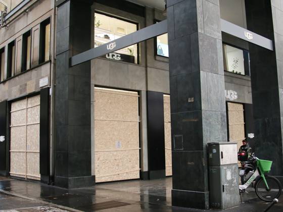 IPA90088232 - Boutiques are putting plywood panels over their storefront windows for fear of further looting  Copyright: xPaoloxDellaxBellax xPAOLOxDELLAxBELLAx IPA90088232