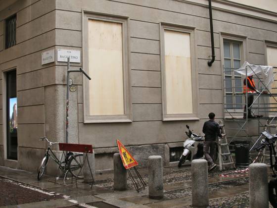 IPA90088230 - Boutiques are putting plywood panels over their storefront windows for fear of further looting  Copyright: xPaoloxDellaxBellax xPAOLOxDELLAxBELLAx IPA90088230