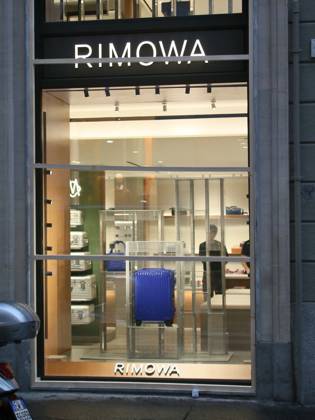 IPA90088228 - Boutiques are putting plywood panels over their storefront windows for fear of further looting  Copyright: xPaoloxDellaxBellax xPAOLOxDELLAxBELLAx IPA90088228