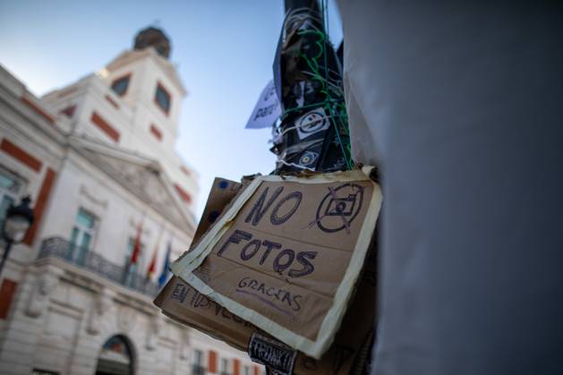 October 23, 2026, Madrid, Spain: A sign prohibiting photography can be seen at Puerta del Sol..Tents remain set up by housing rights activists, who organized the occupation of the square in response to the eviction of MaricarmenÃ¢â‚¬a woman in her eightiesÃ¢â‚¬from her home, carried out by a real estate investment fund. Madrid Spain  - ZUMAs197 20261023_aaa_s197_148 Copyright: xDavidxCanalesx