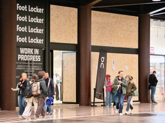 IPA90088234 - Boutiques are putting plywood panels over their storefront windows for fear of further looting  Copyright: xPaoloxDellaxBellax xPAOLOxDELLAxBELLAx IPA90088234